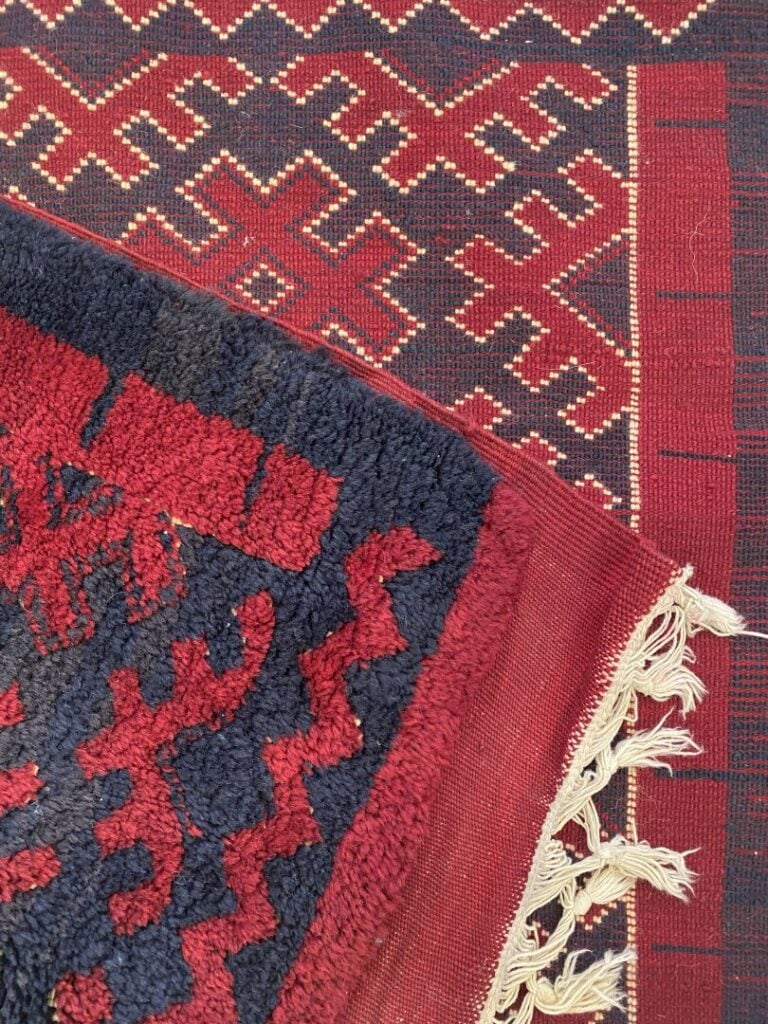 CAUCASE - Tapis en laine à décor de motifs géométriques sur fond bordeaux - 72…