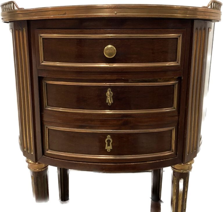 Chevet de forme tambour en bois de placage ouvrant à trois tiroirs en façade et…