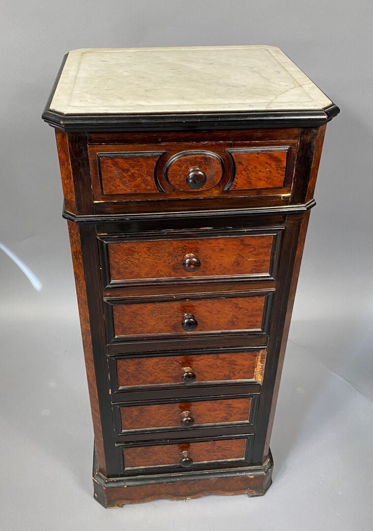 Chiffonnier en bois noirci et placage de loupe ouvrant à six tiroirs en façade,…