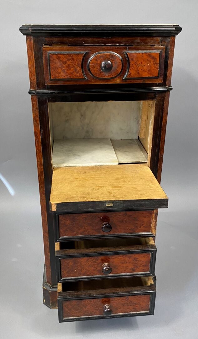 Chiffonnier en bois noirci et placage de loupe ouvrant à six tiroirs en façade,…