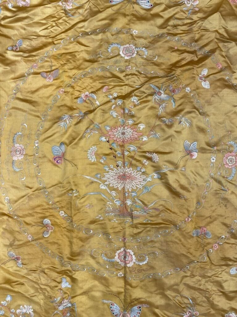 Chine - Broderie à décor de frises de fleurs et insectes sur fond jaune - 139 x…