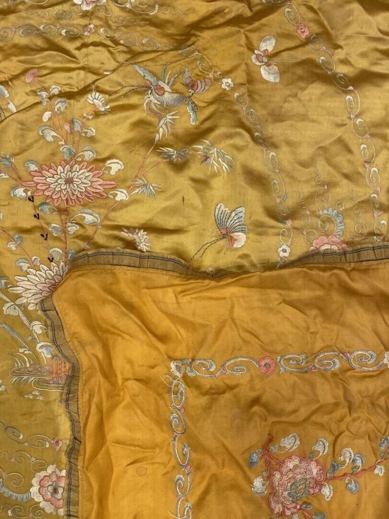 Chine - Broderie à décor de frises de fleurs et insectes sur fond jaune - 139 x…