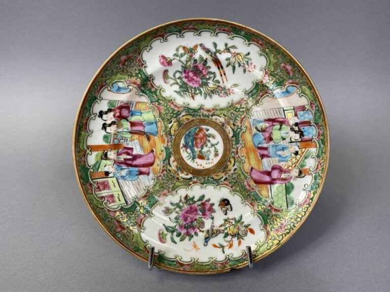 Chine, Canton - Ensemble de deux assiettes en porcelaine émaillée à décor de fr…