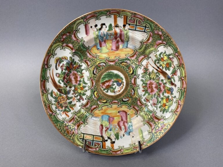 Chine, Canton - Ensemble de deux assiettes en porcelaine émaillée à décor de fr…