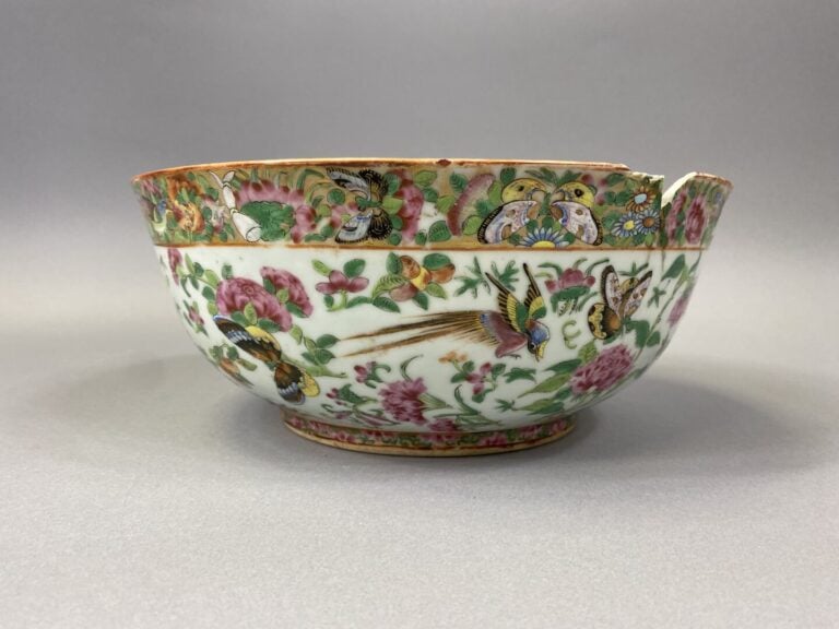Chine, Canton - Large bol en céramique émaillée polychrome à décor de pivoines,…