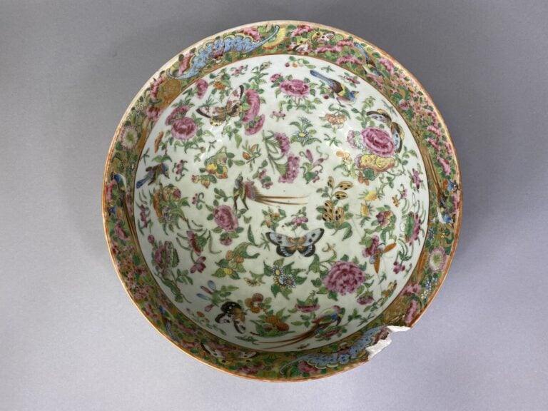 Chine, Canton - Large bol en céramique émaillée polychrome à décor de pivoines,…