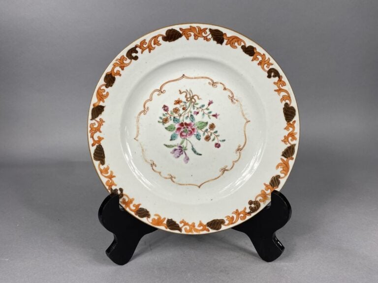 Chine, Compagnie des Indes - Ensemble deux assiettes en porcelaine à décor dans…