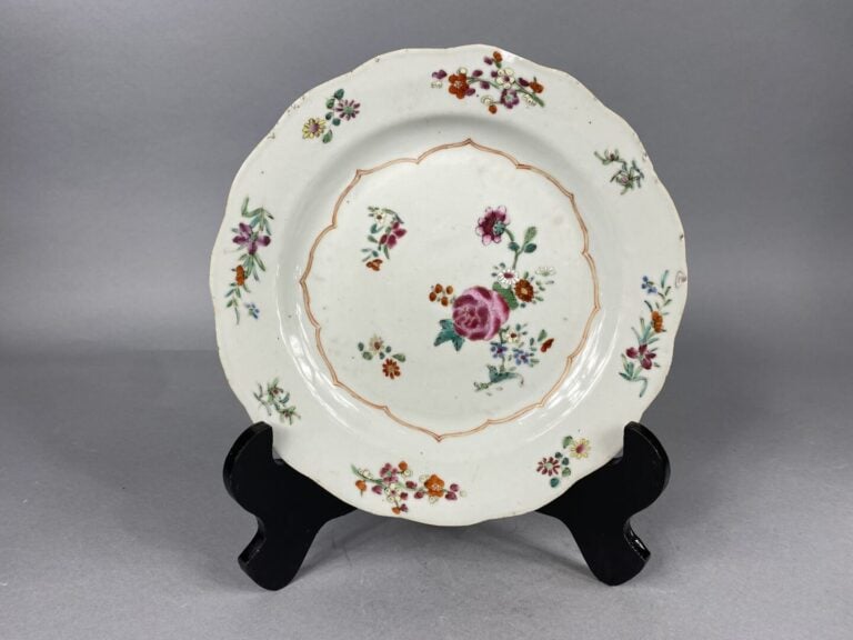 Chine, Compagnie des Indes - Ensemble deux assiettes en porcelaine à décor dans…