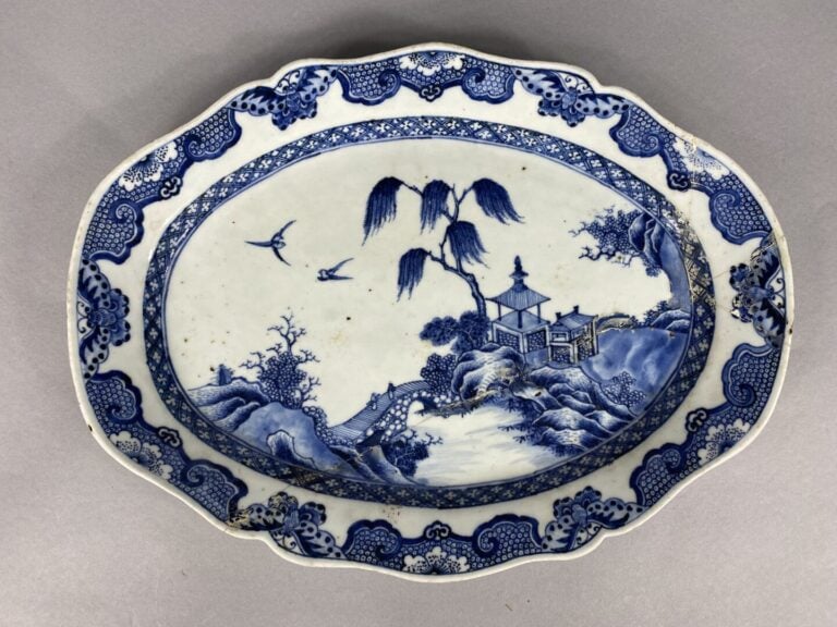 Chine, Compagnie des Indes - Grand plat polylobé en porcelaine bleu blanc à déc…