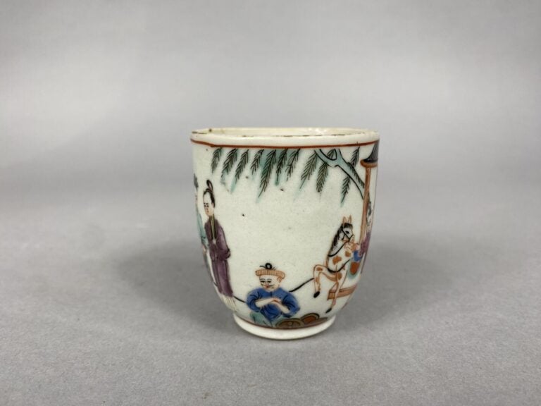 Chine, Compagnie des Indes - Petite tasse à café en porcelaine à décor en émaux…