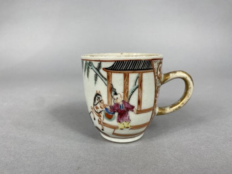 Chine, Compagnie des Indes - Petite tasse à café en porcelaine à décor en émaux…
