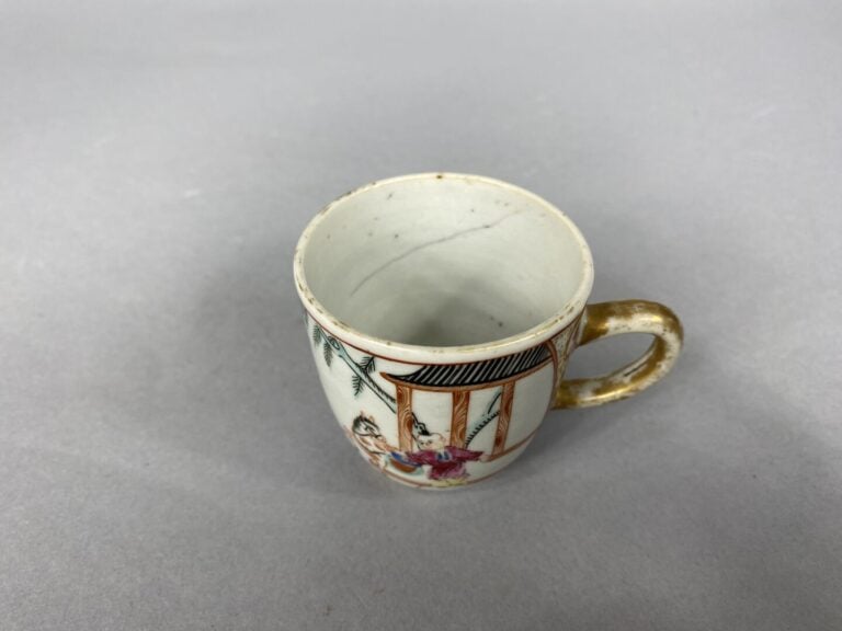 Chine, Compagnie des Indes - Petite tasse à café en porcelaine à décor en émaux…
