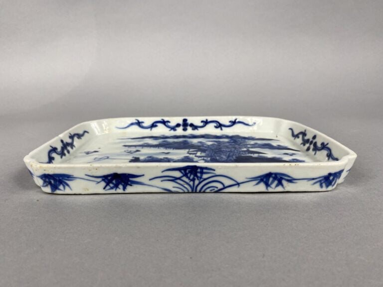 Chine, Compagnie des Indes - Plat rectangulaire en porcelaine bleu blanc à déco…