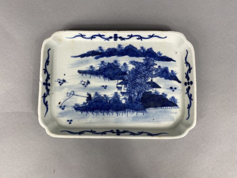 Chine, Compagnie des Indes - Plat rectangulaire en porcelaine bleu blanc à déco…