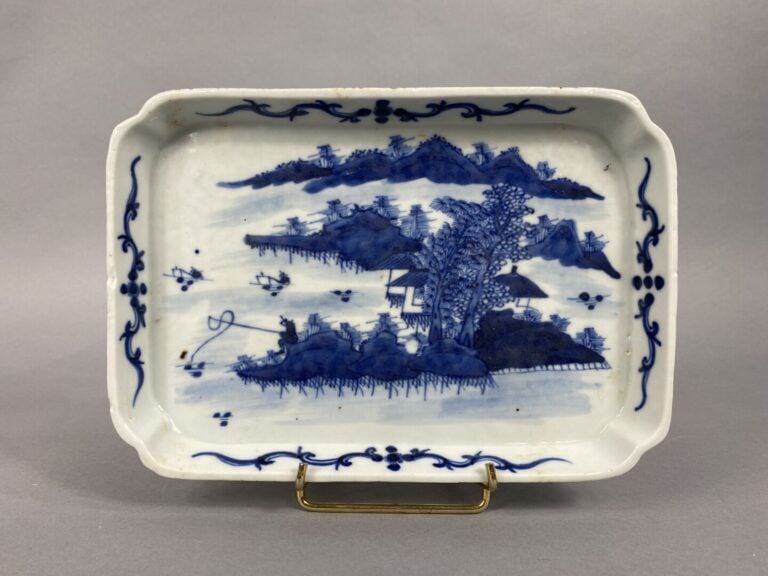 Chine, Compagnie des Indes - Plat rectangulaire en porcelaine bleu blanc à déco…