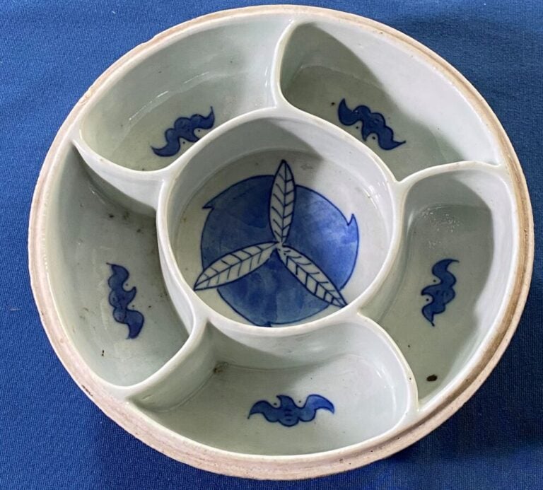 CHINE. Coupe couverte à compartiments en porcelaine à décor bleu et blanc. - Di…
