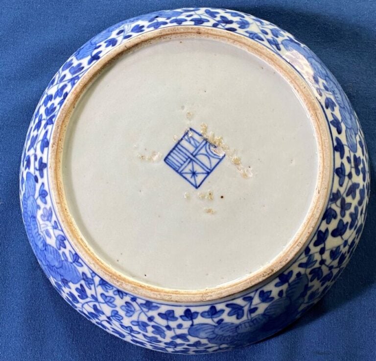 CHINE. Coupe couverte à compartiments en porcelaine à décor bleu et blanc. - Di…