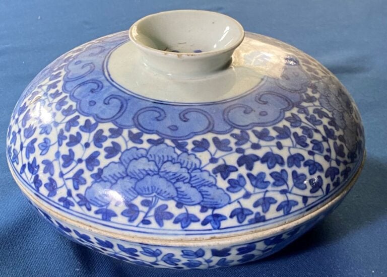 CHINE. Coupe couverte à compartiments en porcelaine à décor bleu et blanc. - Di…
