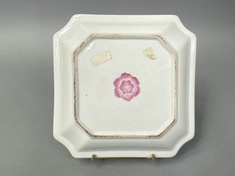 Chine, dans le goût - Assiette de forme carrée à pans coupés en porcelaine émai…