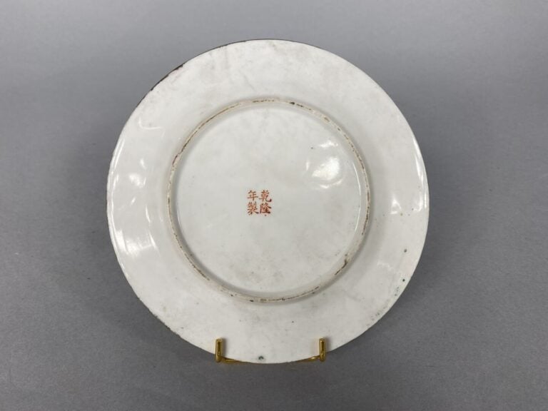 Chine, dans le goût - Ensemble de six assiettes en porcelaine émailée et décor…