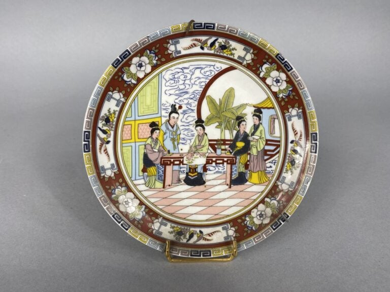 Chine, dans le goût - Ensemble de six assiettes en porcelaine émailée et décor…