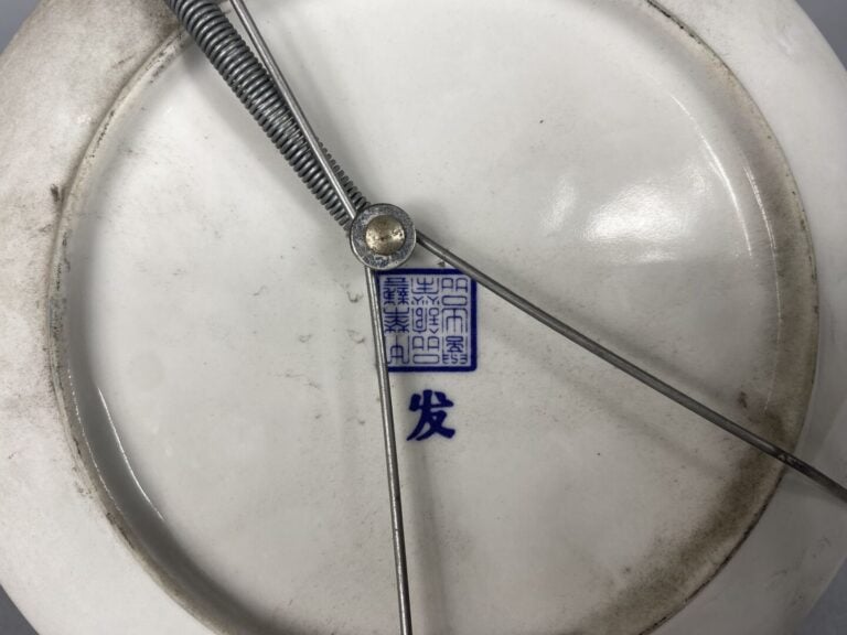 Chine, dans le goût - Ensemble de six assiettes en porcelaine émailée et décor…