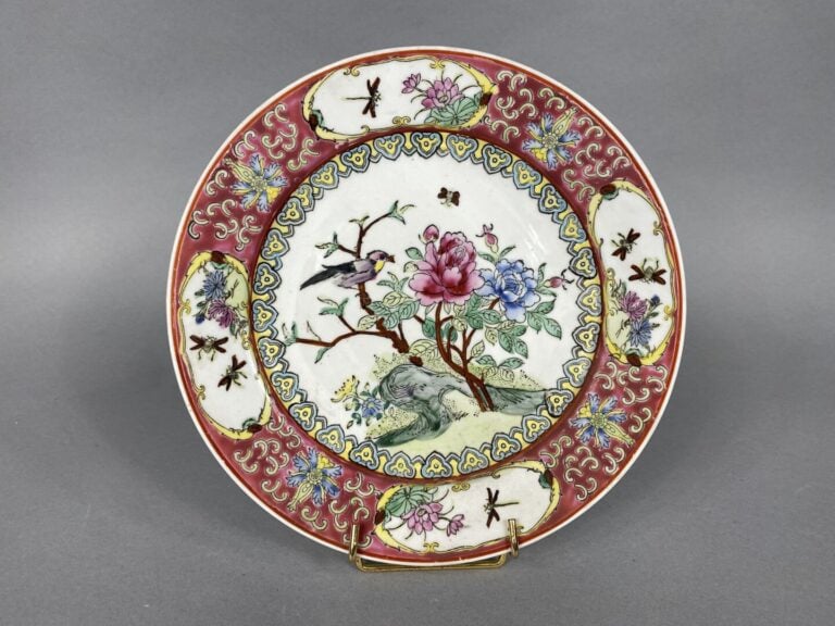 Chine, dans le goût - Ensemble de six assiettes en porcelaine émailée et décor…