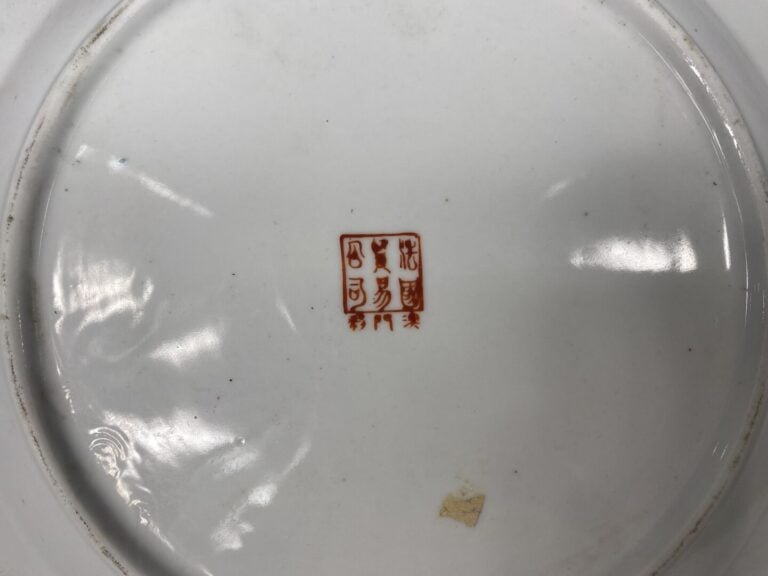 Chine, dans le goût - Ensemble de six assiettes en porcelaine émailée et décor…