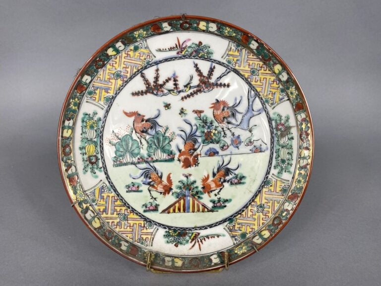 Chine, dans le goût - Ensemble de six assiettes en porcelaine émailée et décor…