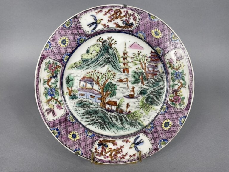 Chine, dans le goût - Ensemble de six assiettes en porcelaine émailée et décor…