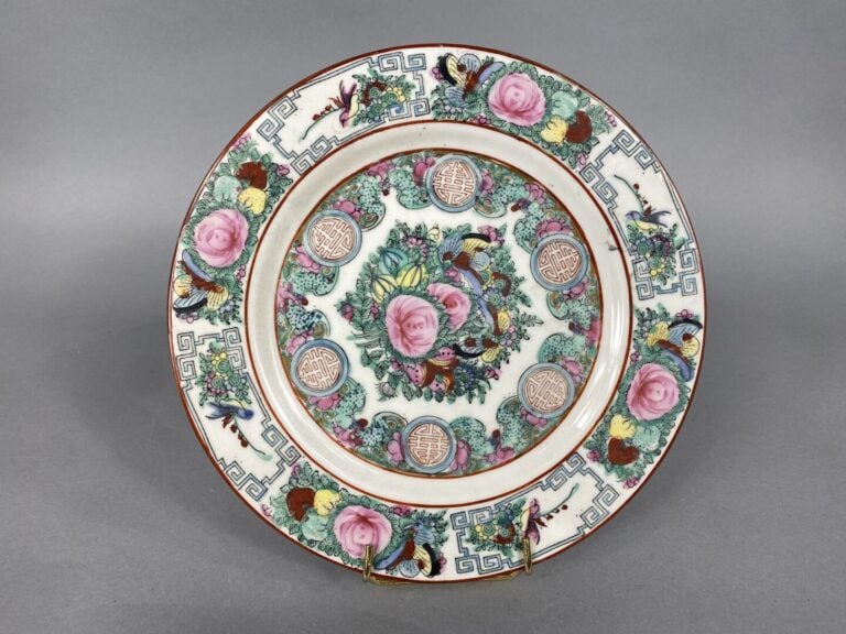 Chine, dans le goût - Ensemble de six assiettes en porcelaine émailée et décor…