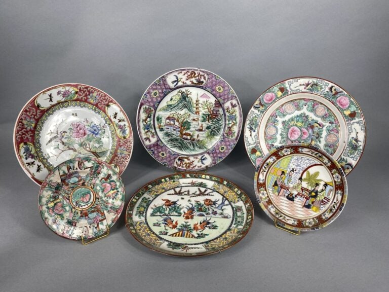 Chine, dans le goût - Ensemble de six assiettes en porcelaine émailée et décor…