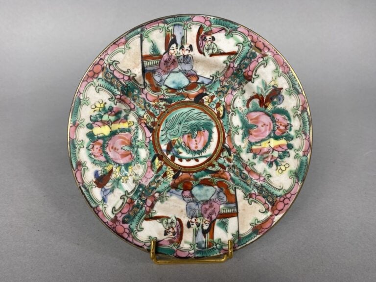 Chine, dans le goût - Ensemble de six assiettes en porcelaine émailée et décor…