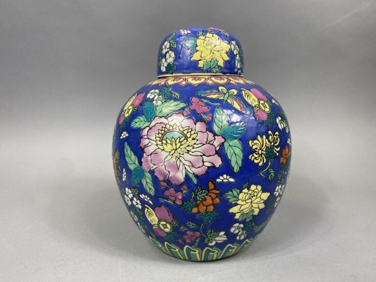 Chine, dans le goût - Potiche couverte en porcelaine émaillée polychrome à déco…