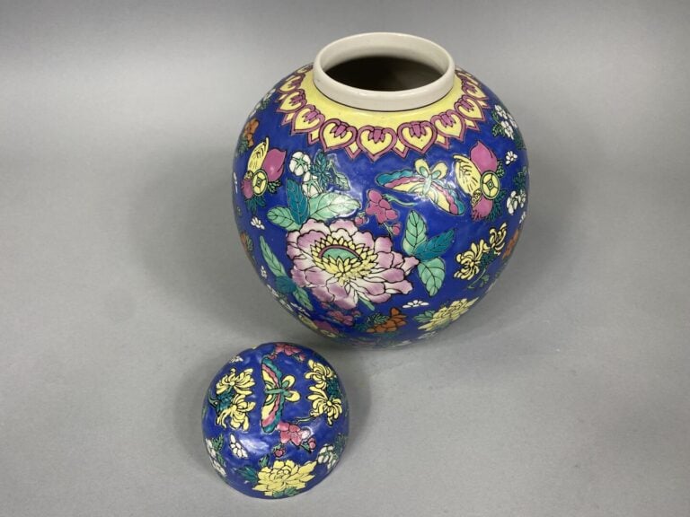 Chine, dans le goût - Potiche couverte en porcelaine émaillée polychrome à déco…