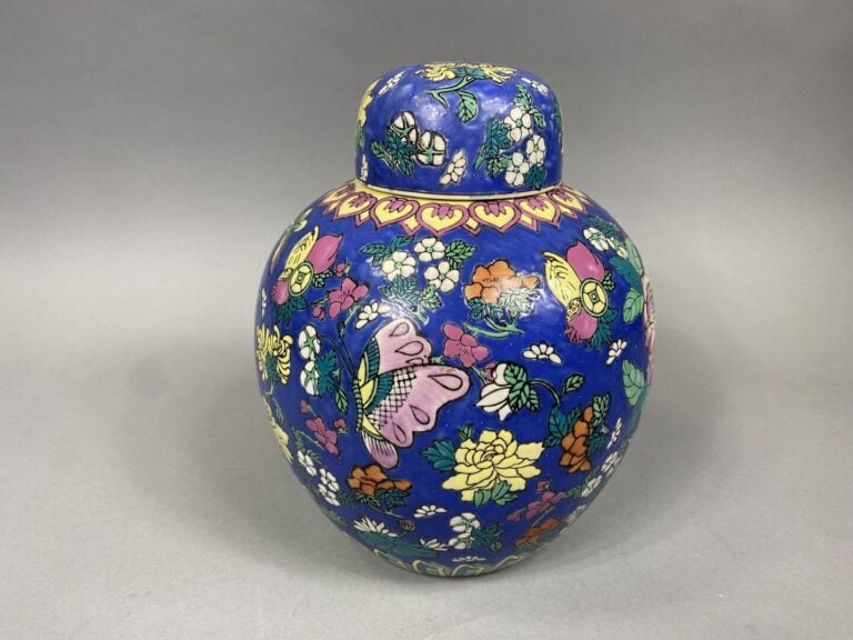 Chine, dans le goût - Potiche couverte en porcelaine émaillée polychrome à déco…