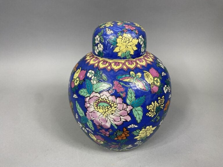 Chine, dans le goût - Potiche couverte en porcelaine émaillée polychrome à déco…