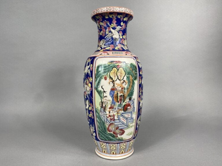 Chine, dans le goût - Vase balustre en céramique émaillée à décor de scènes ani…