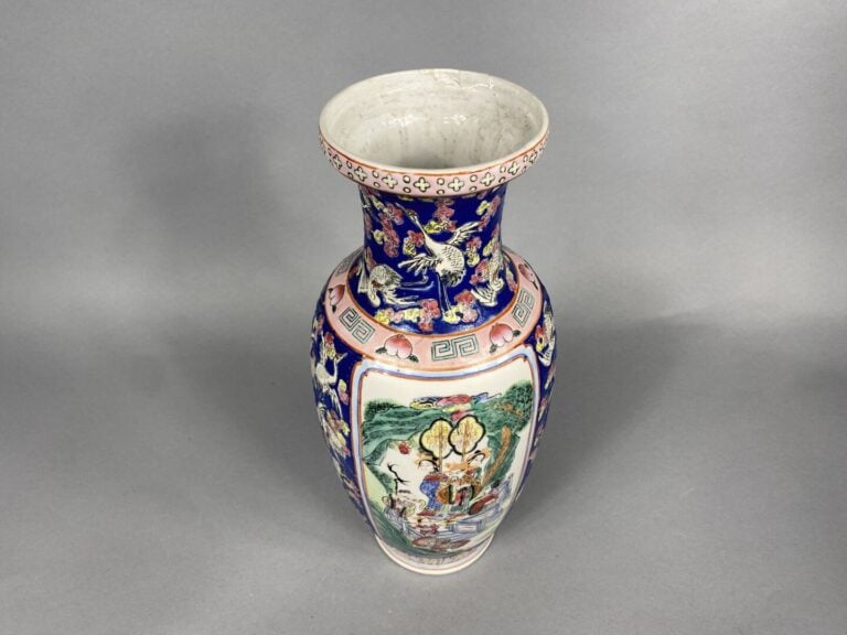 Chine, dans le goût - Vase balustre en céramique émaillée à décor de scènes ani…