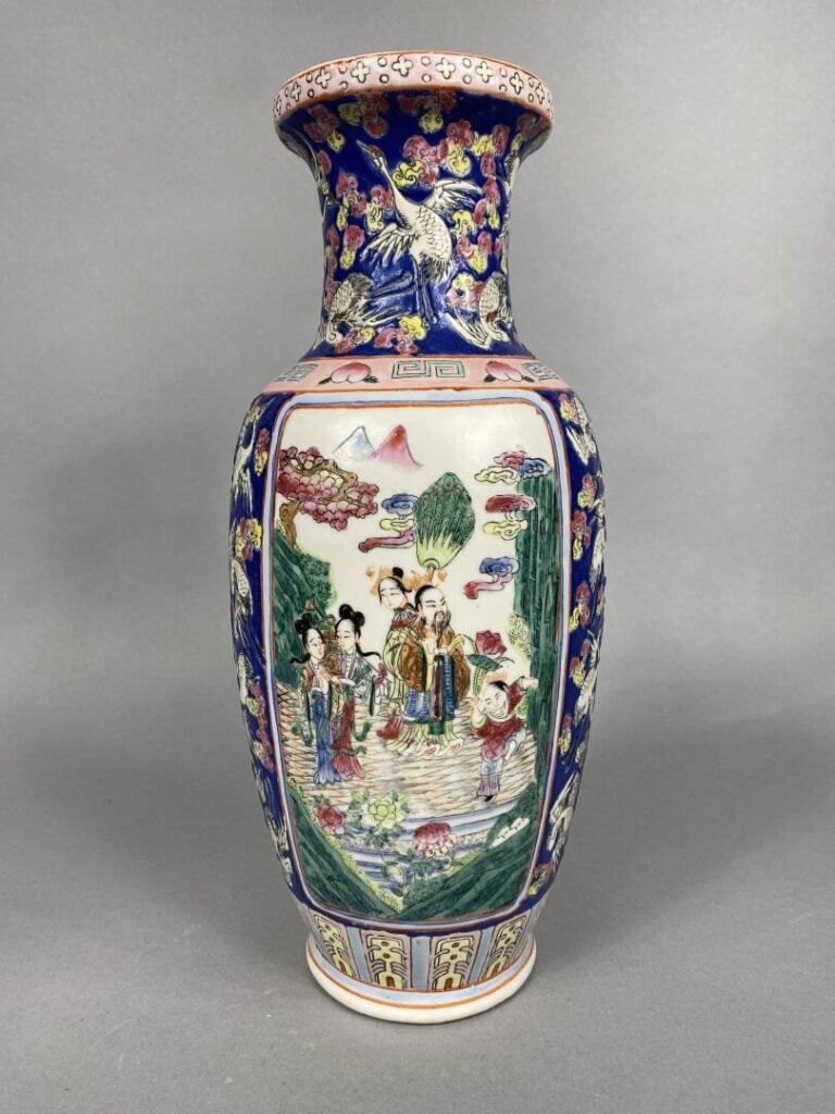 Chine, dans le goût - Vase balustre en céramique émaillée à décor de scènes ani…