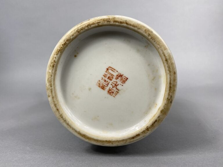 Chine, dans le goût - Vase balustre en céramique émaillée à décor de scènes ani…