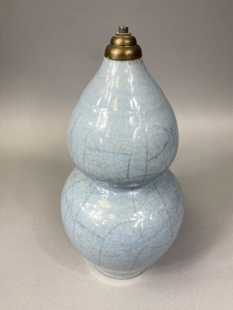 Chine, dans le goût - Vase de forme double gourde en porcelaine craquelée bleu…