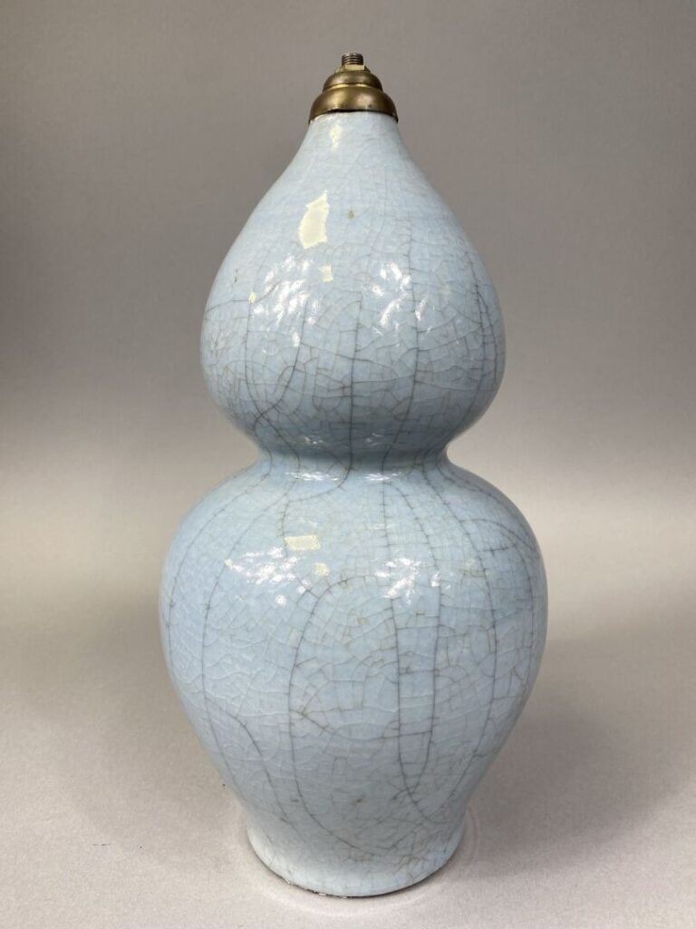 Chine, dans le goût - Vase de forme double gourde en porcelaine craquelée bleu…