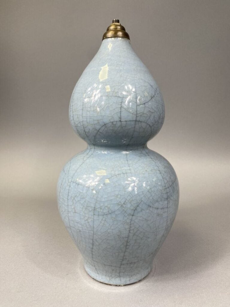 Chine, dans le goût - Vase de forme double gourde en porcelaine craquelée bleu…