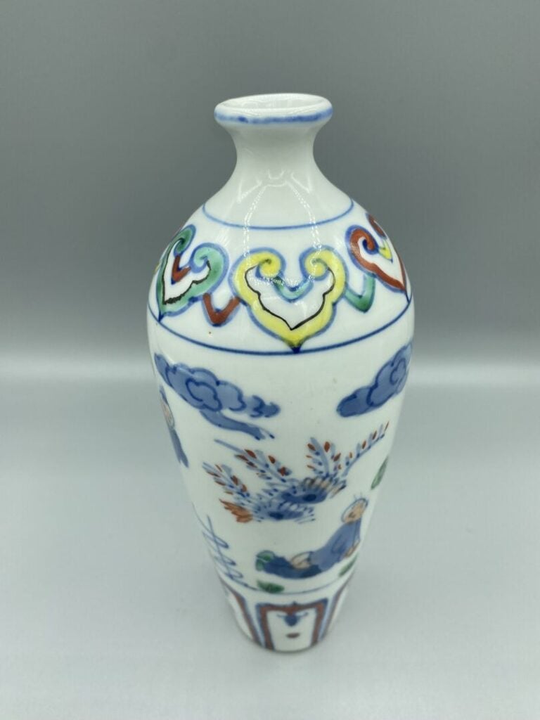 Chine, dans le goût - Vase piriforme en céramique émaillée dans le style "Wucai…