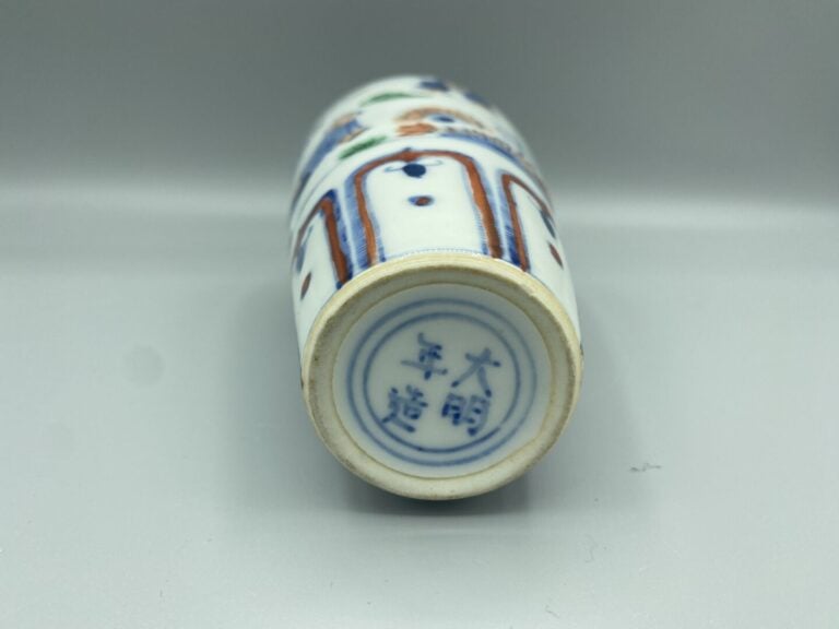 Chine, dans le goût - Vase piriforme en céramique émaillée dans le style "Wucai…