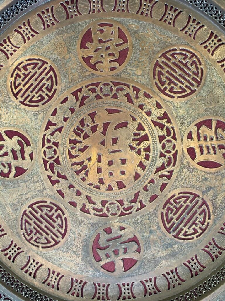 Chine du Sud / Vietnam - Dessus de table à thé en laiton ajouré et ciselé de ca…