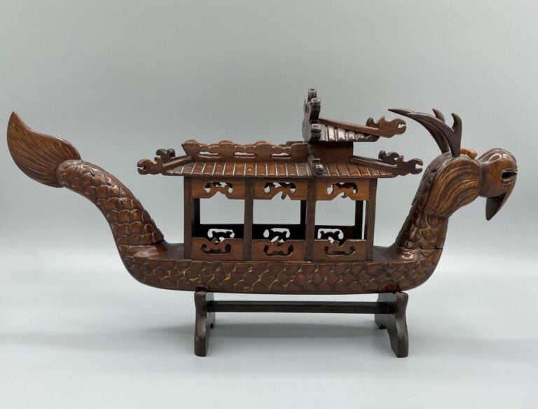 Chine du Sud, Vietnam - Ensemble de trois sculptures en bois, l'une représentan…