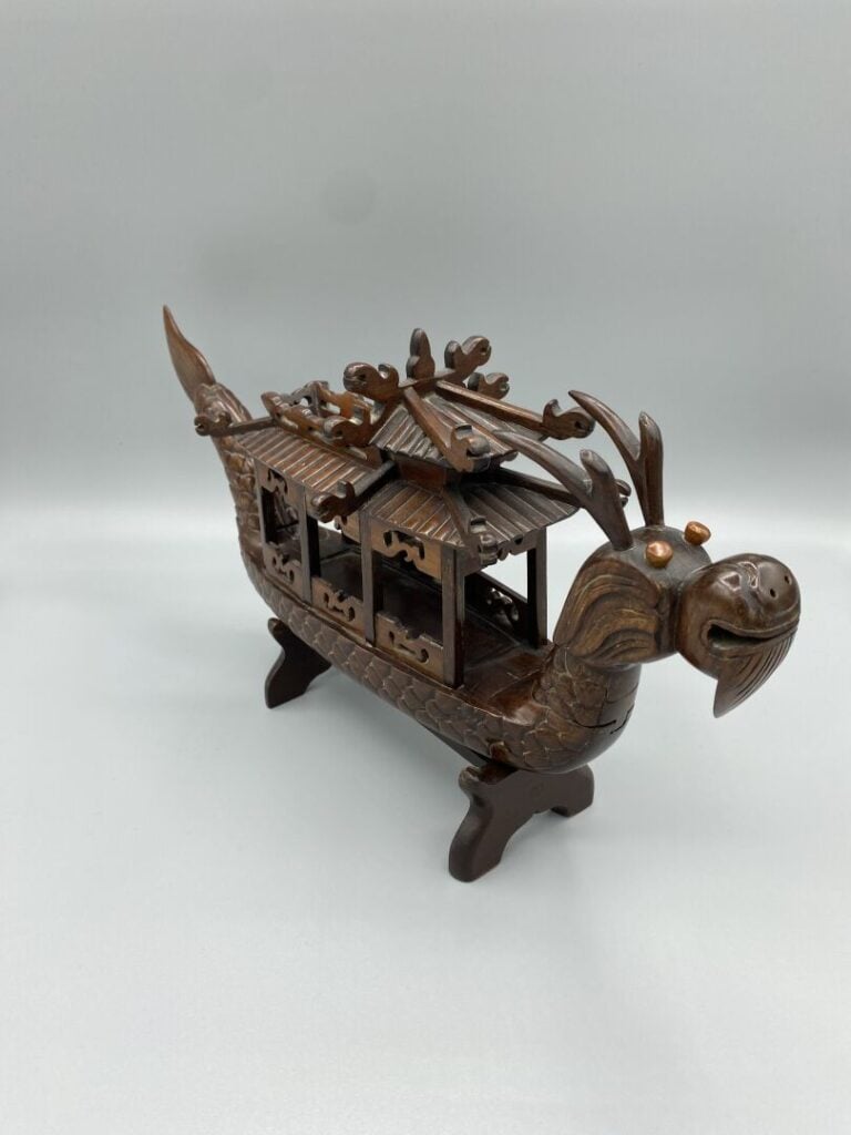 Chine du Sud, Vietnam - Ensemble de trois sculptures en bois, l'une représentan…