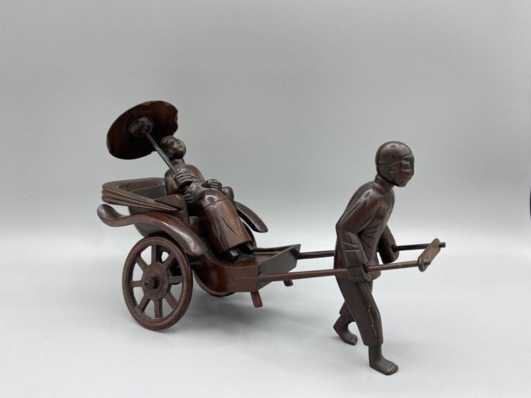 Chine du Sud, Vietnam - Ensemble de trois sculptures en bois, l'une représentan…